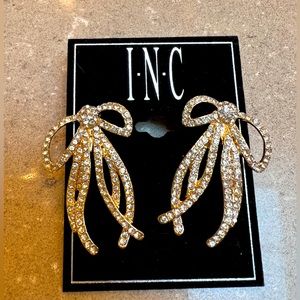 NWT sparkly bow earrings - pierced ears. Add pizzaz to your look! Party/holiday!